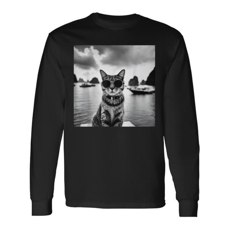 ベトナムのハロン湾でサングラスをかけた猫 長袖Tシャツ