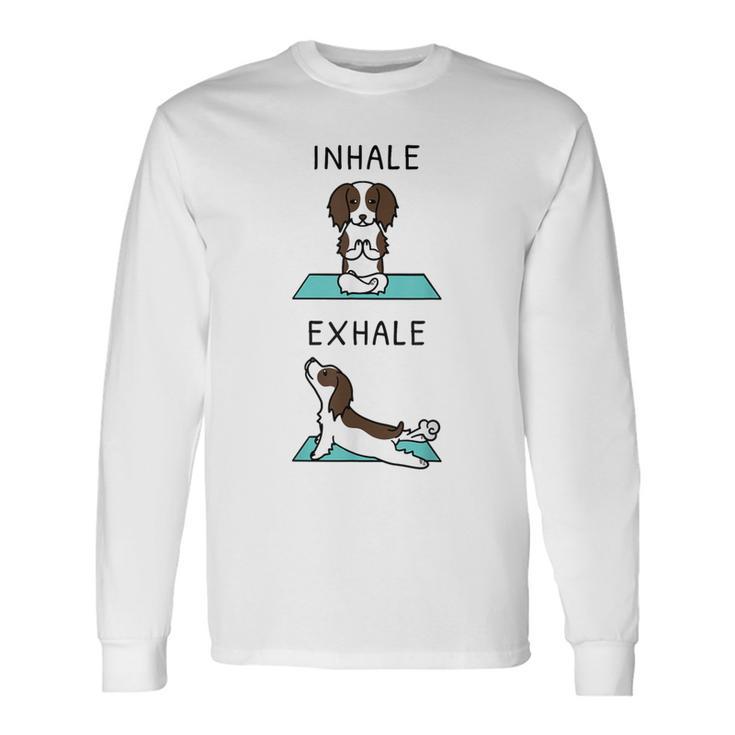 ヨガ吸い込む息を吐くイングリッシュ・スプリンガー・スパニエル犬 長袖Tシャツ