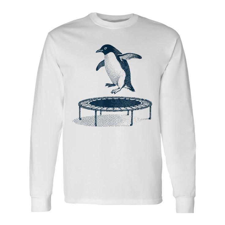 面白いペンギンがトランポリンでジャンプ 長袖Tシャツ