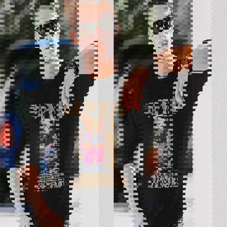 1934年4月 92歳の誕生日 92歳のテディベア Being Awesome 長袖Tシャツ 彼への贈り物