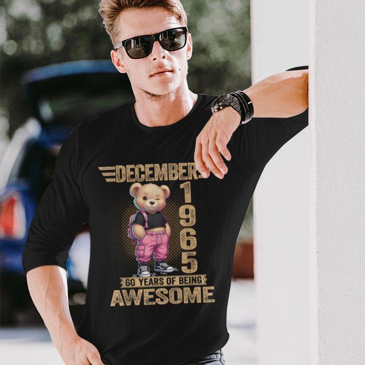 1965年12月 60歳の誕生日 60歳のテディベア Being Awesome 長袖Tシャツ 彼への贈り物