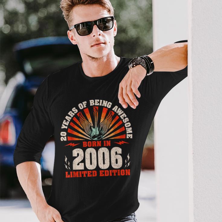 20歳の誕生日 20歳のギタリスト ギター愛好家 2006年生まれ 長袖Tシャツ 彼への贈り物