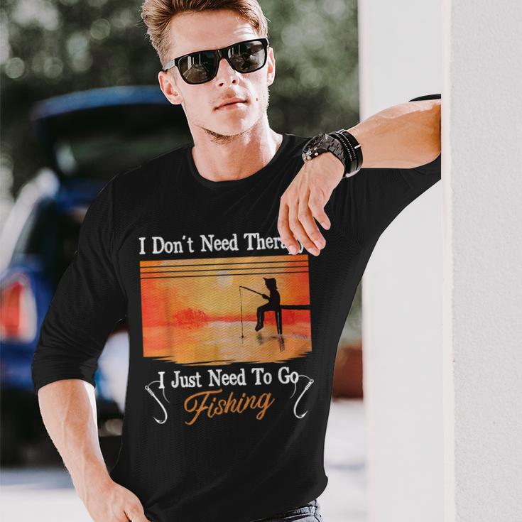 I Don't Need Therapy I Just Need Fishing 長袖Tシャツ 彼への贈り物
