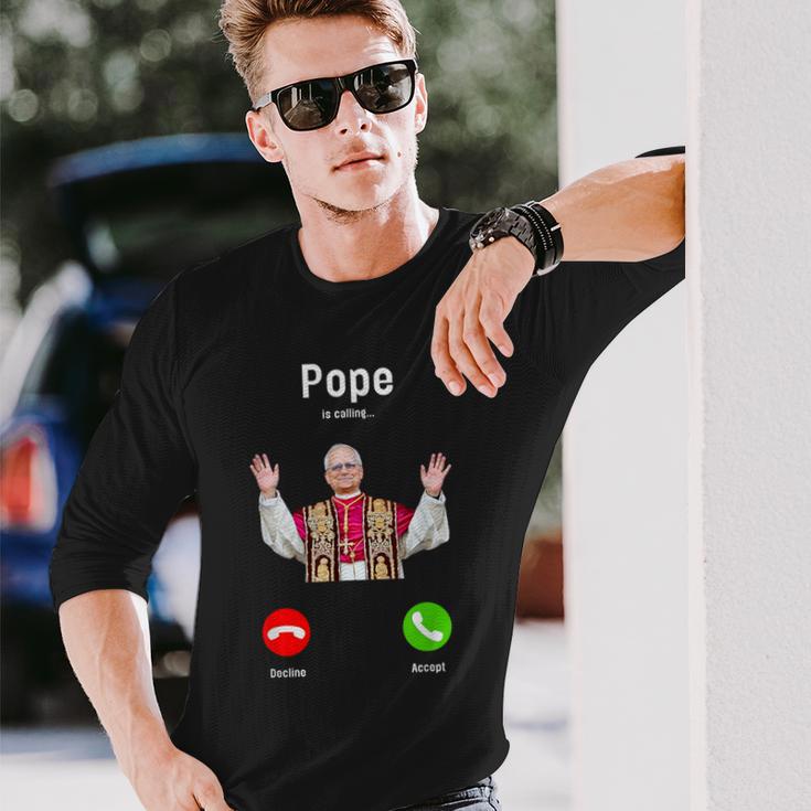 Pope Leo Xiv Is Calling Catholic Humor メンズ レディース 長袖Tシャツ 彼への贈り物