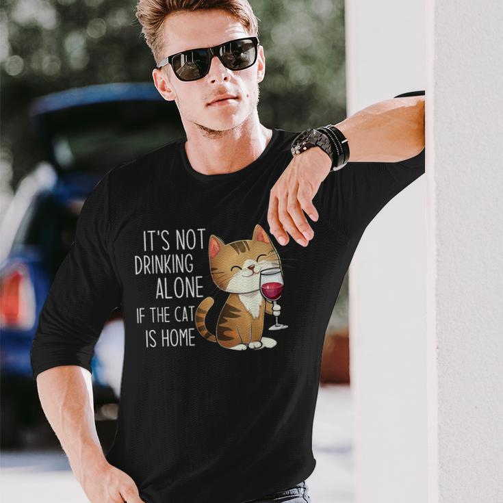 It's Not Drinking Alone If The Cat Is Home 面白い猫とワイン 長袖Tシャツ 彼への贈り物