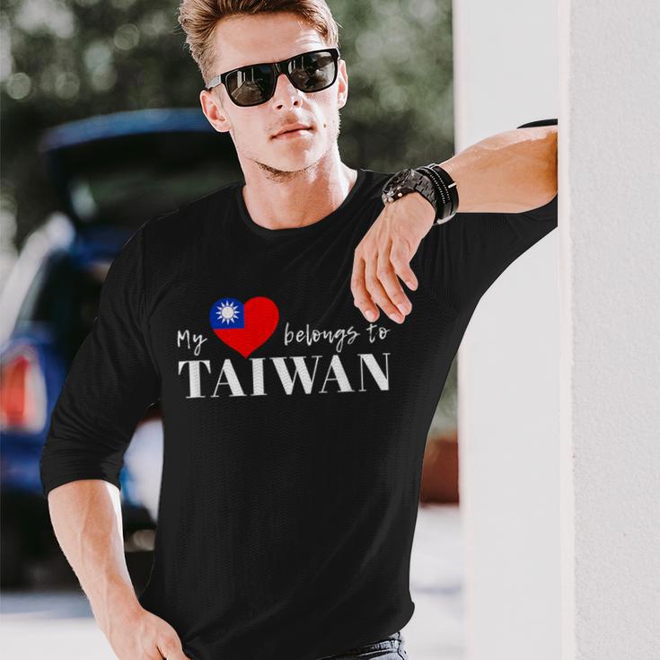 I Love Taiwan 国旗 台湾 台湾 プライド Roc 台北 ハート 長袖Tシャツ 彼への贈り物