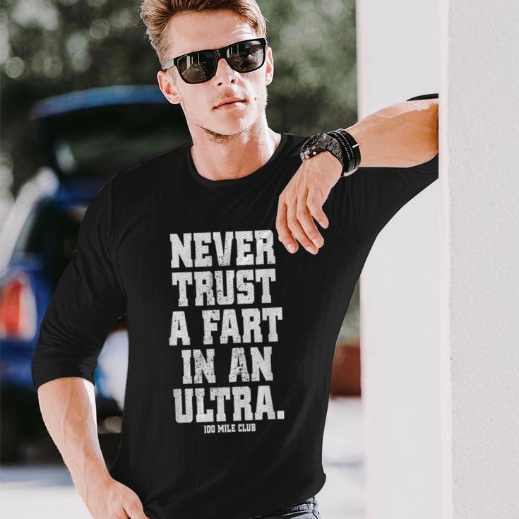 Never Trust A Fart In An Ultra 100マイル ウルトラトレイルランニング 長袖Tシャツ 彼への贈り物