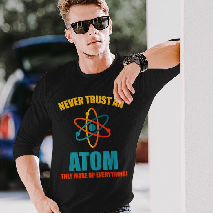 Never Trust An Atom グラフィック皮肉tシャツ 長袖Tシャツ 彼への贈り物