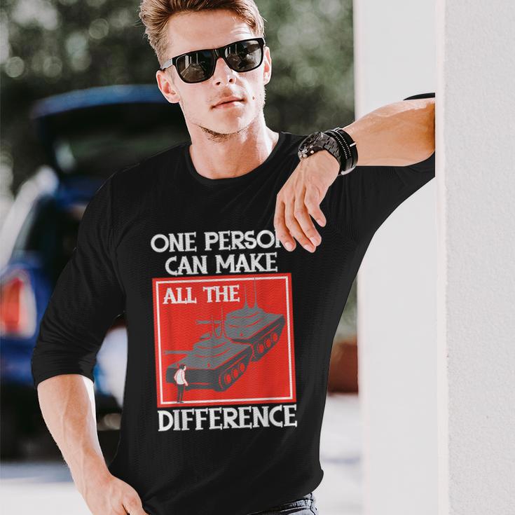 One Person Can Make A Difference Tiananmen タンクマン 長袖Tシャツ 彼への贈り物