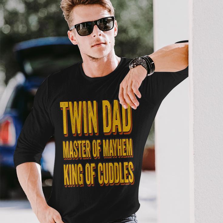 Twin Dad 父の日 ツインダッド メイヘムのマスター 抱きしめる王様 長袖Tシャツ 彼への贈り物