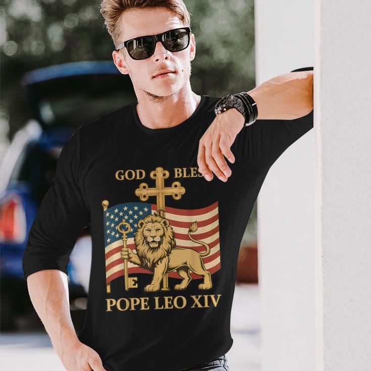 Vatican Pope Leo Xiv God Bless Pope Leo Xiv 長袖Tシャツ 彼への贈り物