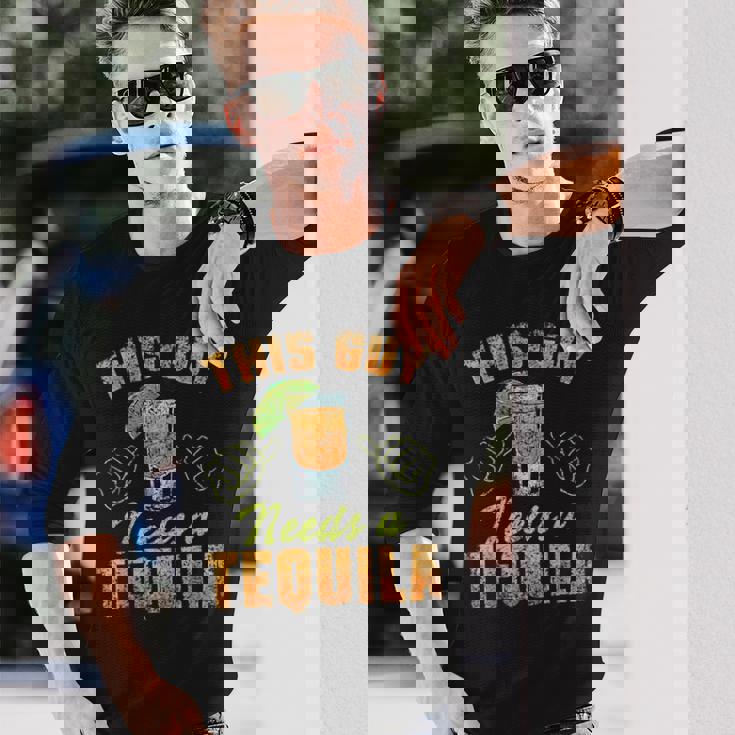 この男にはテキーラが必要だ ドリンク 酒飲み 飲酒 テキーラ 長袖Tシャツ 彼への贈り物