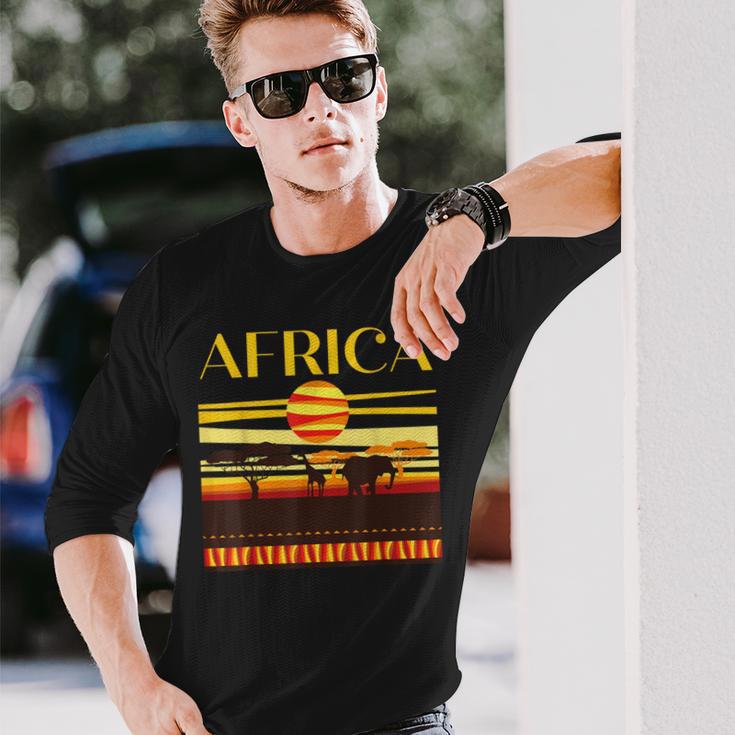 アフリカの衣装と夕日のアフリカの動物。 長袖Tシャツ 彼への贈り物
