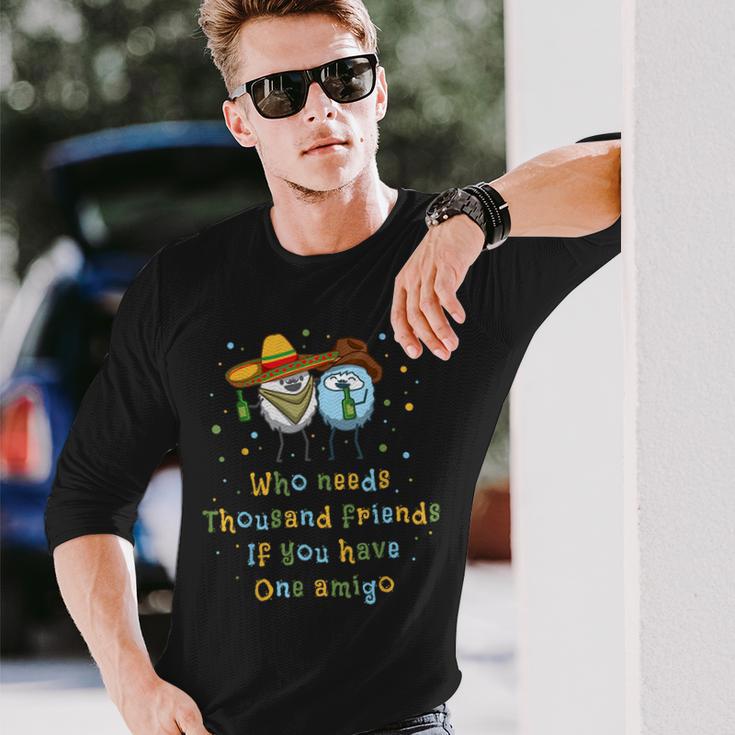 アミーゴが1つあれば千の仲間がいる 長袖Tシャツ 彼への贈り物