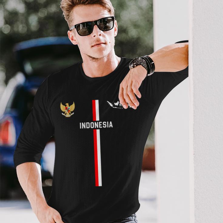 インドネシア国旗、インドネシアのシルエットマップ、国章 長袖tシャツ 長袖Tシャツ 彼への贈り物