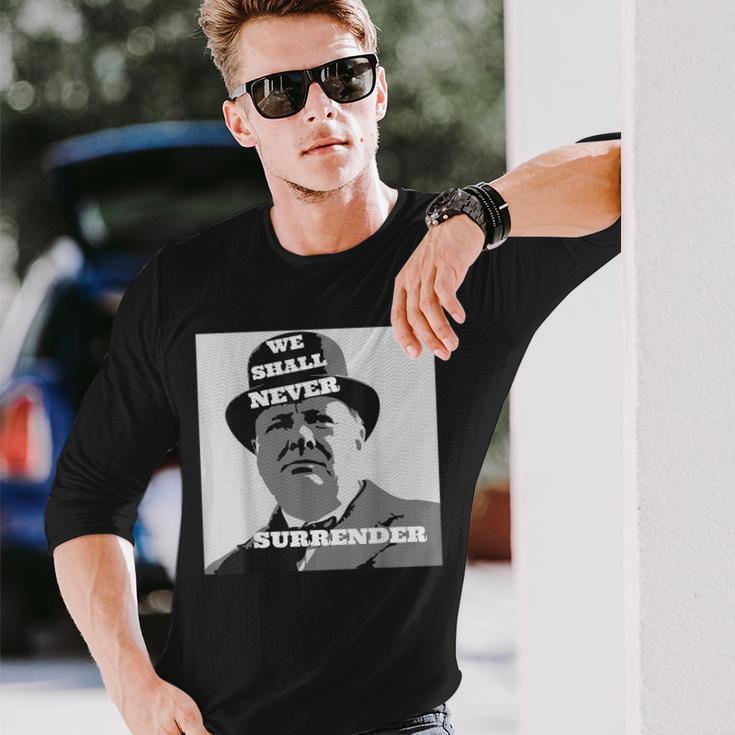 ウィンストン・チャーチルの引用我々は決して降伏しない 長袖Tシャツ 彼への贈り物