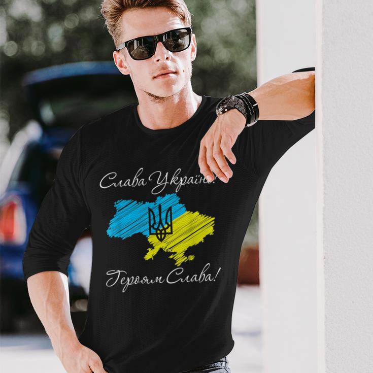 ウクライナの地図-独立記念日-ウクライナへの栄光 長袖Tシャツ 彼への贈り物