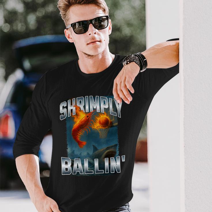 エビのバリン 燃えるようなエビがサメの上に沈むミーム。 長袖Tシャツ 彼への贈り物