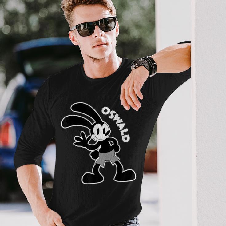 オズワルドウサギの手を振るウサギ 長袖Tシャツ 彼への贈り物