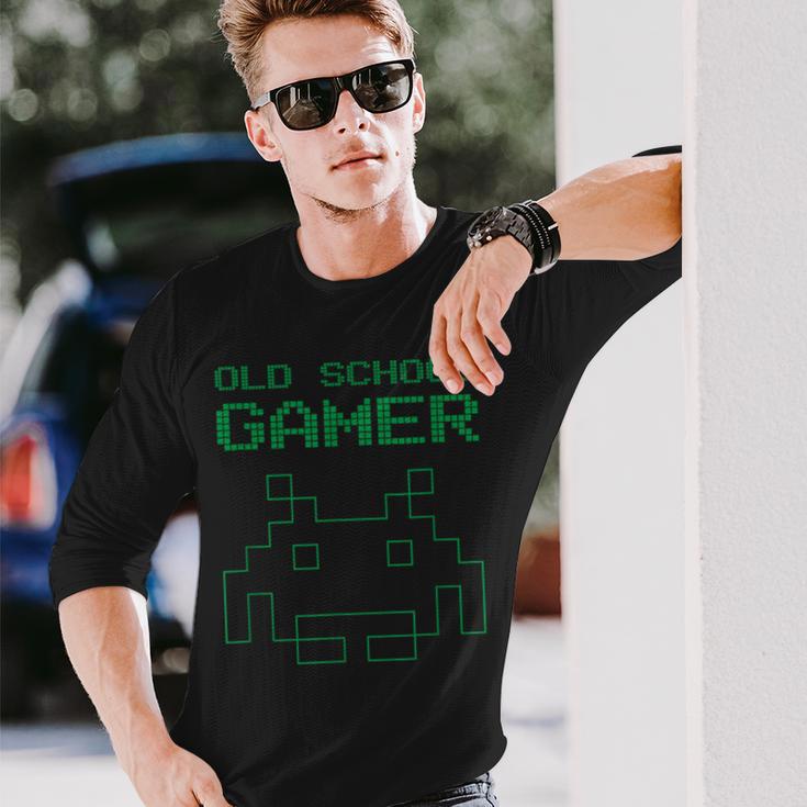 オールドビンテージスクールゲーマー-レトロスペースエイリアンインベーダー 長袖Tシャツ 彼への贈り物