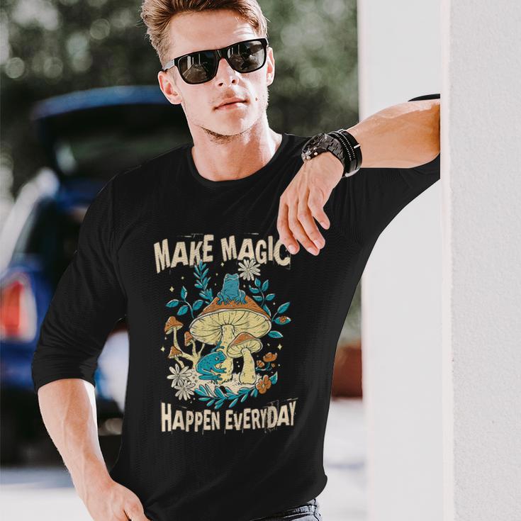 カエルとキノコ。毎日魔法を起こしましょう。 長袖Tシャツ 彼への贈り物