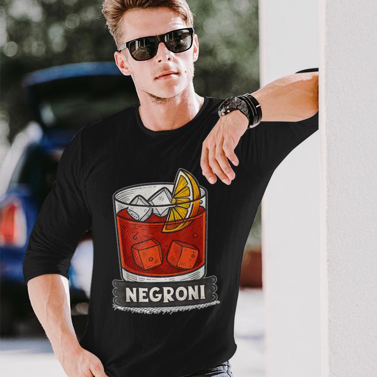 クラシックなネグローニカクテルイラスト、オレンジスライス。 長袖Tシャツ 彼への贈り物