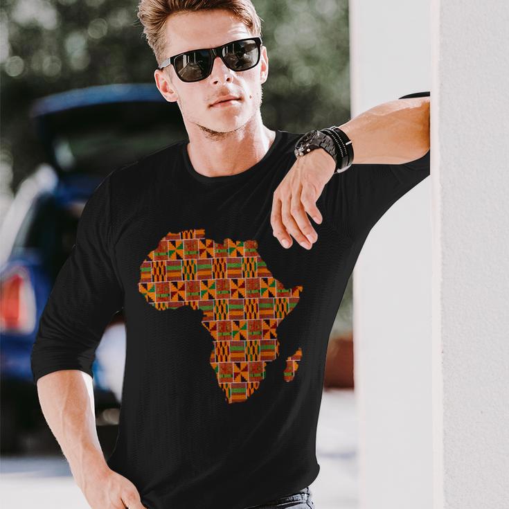クールなアフリカの地図布、伝統的なアフリカのケンテ布。 長袖Tシャツ 彼への贈り物