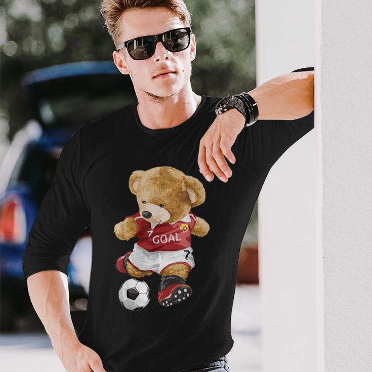 サッカーをするかわいいテディベア。 長袖Tシャツ 彼への贈り物