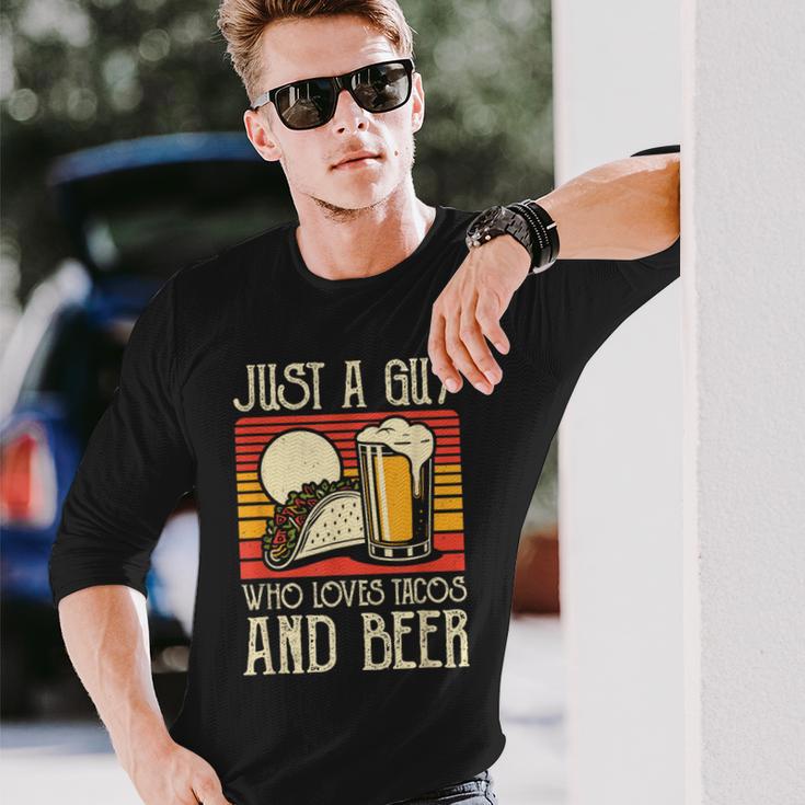 タコスとビールを飲む食品愛好家が大好きな男 長袖Tシャツ 彼への贈り物