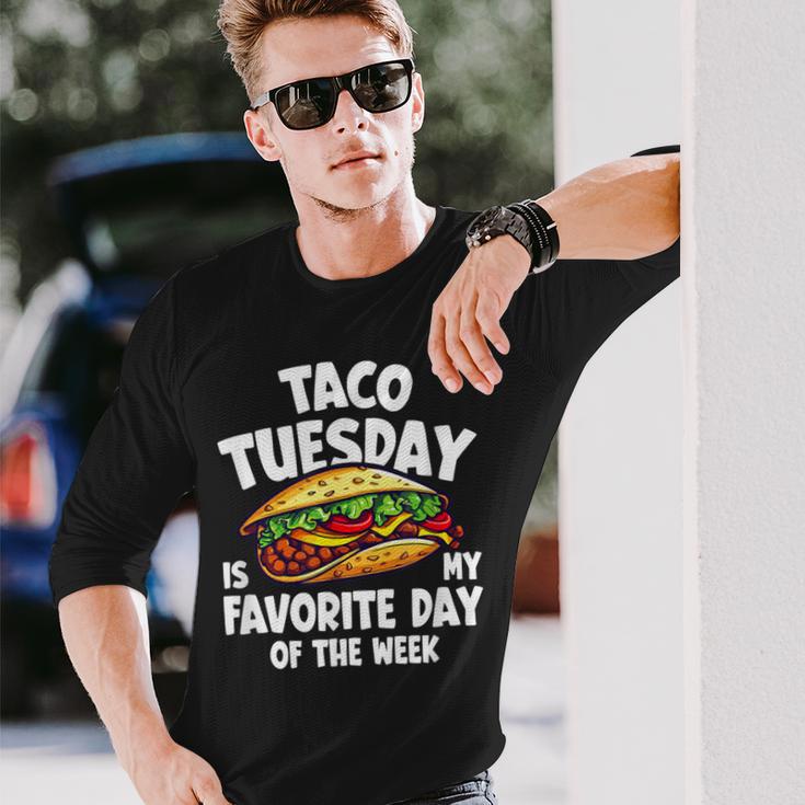 タコ・チューズデーは1週間のうちで一番好きな日 Taco Tuesday Is My Favorite Day 長袖Tシャツ 彼への贈り物