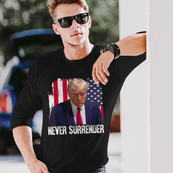 トランプは決して降伏しない 共和党大統領ドナルド・トランプ 長袖Tシャツ 彼への贈り物