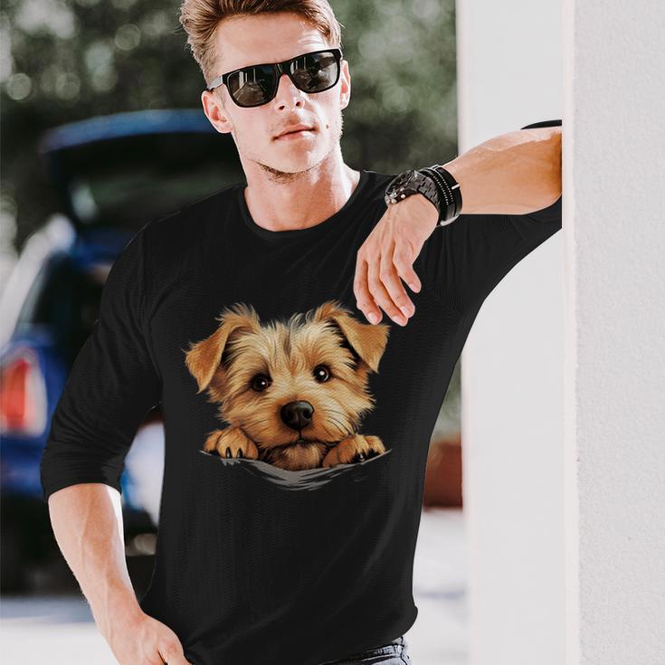 ノーフォークテリア 犬 ママ パパ 覗き見 子犬 長袖Tシャツ 彼への贈り物