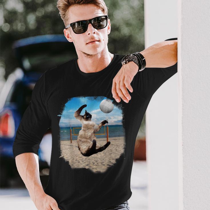 ビーチバレーボールをするシャム猫 長袖Tシャツ 彼への贈り物