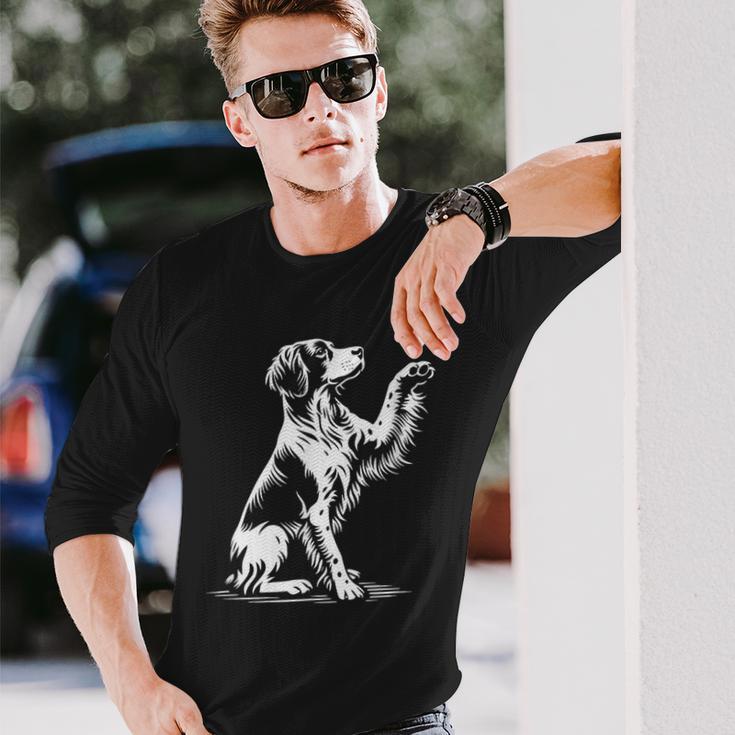 ブリタニー スパニエル お座り犬の心愛のグラフィック デザイン 長袖Tシャツ 彼への贈り物