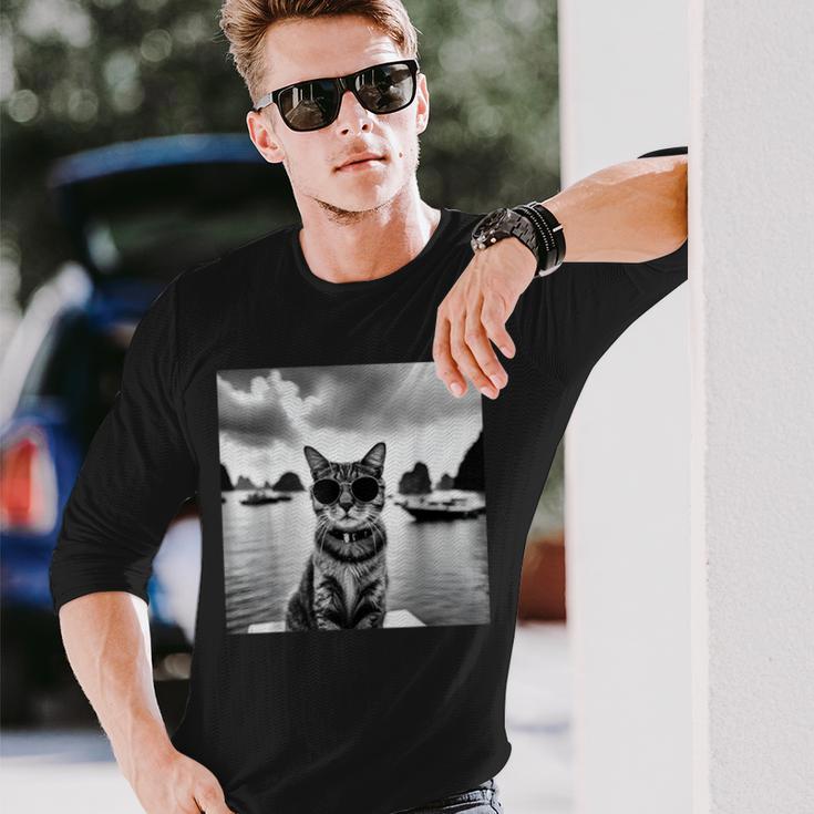 ベトナムのハロン湾でサングラスをかけた猫 長袖Tシャツ 彼への贈り物
