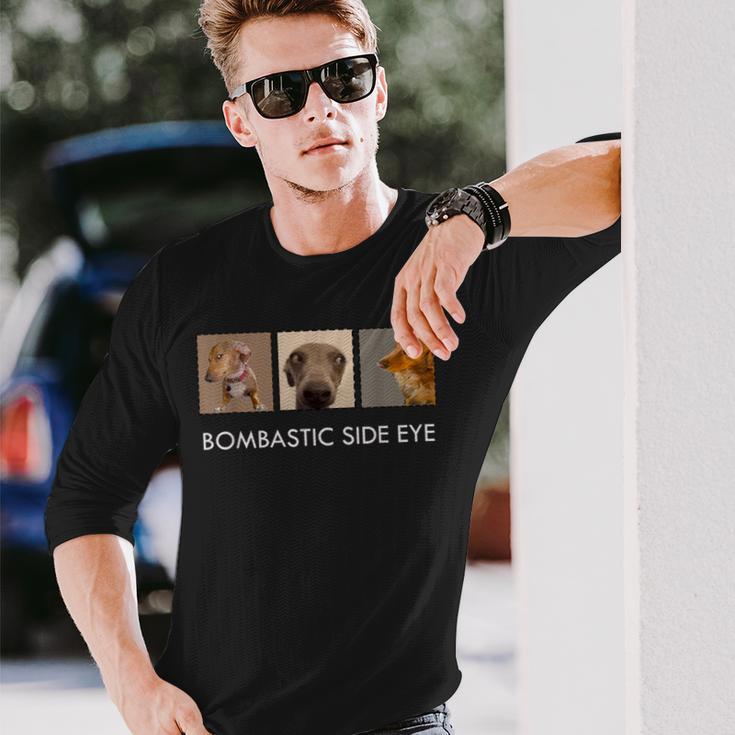 ボンバスティック・サイド・アイ・クリミナル・オフェンシブ・サイド・アイ・ドッグ・ミーム 長袖Tシャツ 彼への贈り物