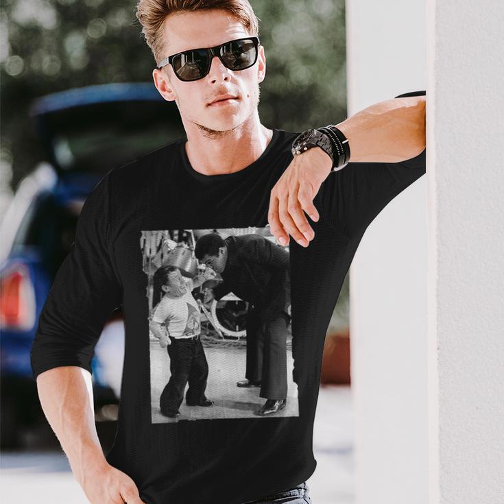 モハメド・アリとケニー・ベイカーのファイトシーンバラエティ番組1979 長袖Tシャツ 彼への贈り物