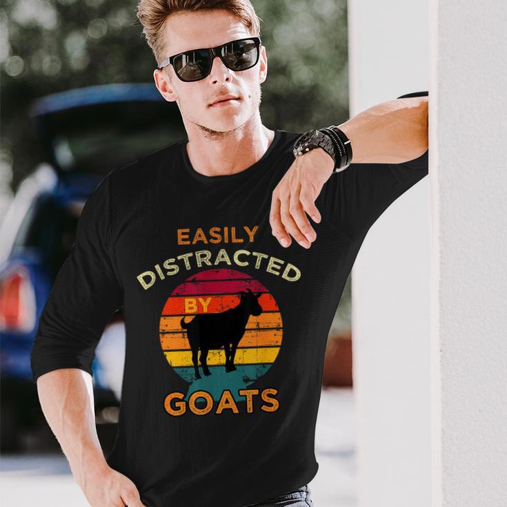 ヤギに簡単に気を取られるヤギ農場 長袖Tシャツ 彼への贈り物