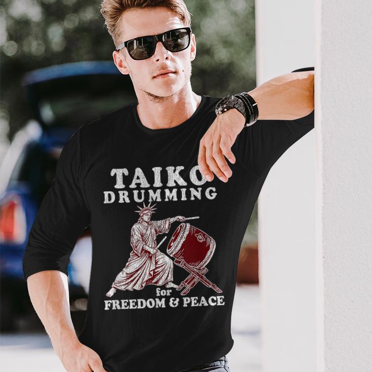 レトロなアンティーク調の太鼓の名言。太鼓のドラマー向け。 長袖Tシャツ 彼への贈り物