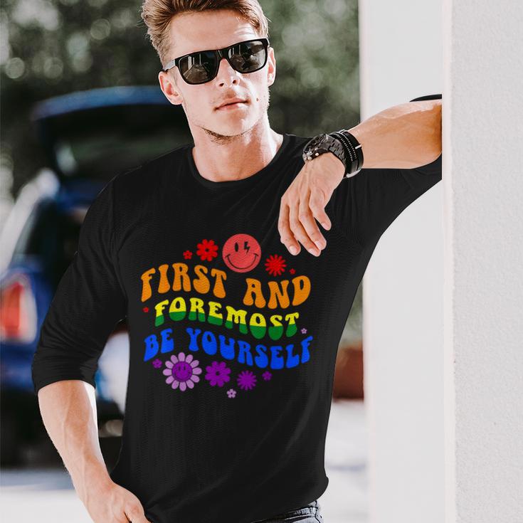 レトロな虹色デザイン 力強いlgbtqプライドメッセージ付き 長袖Tシャツ 彼への贈り物