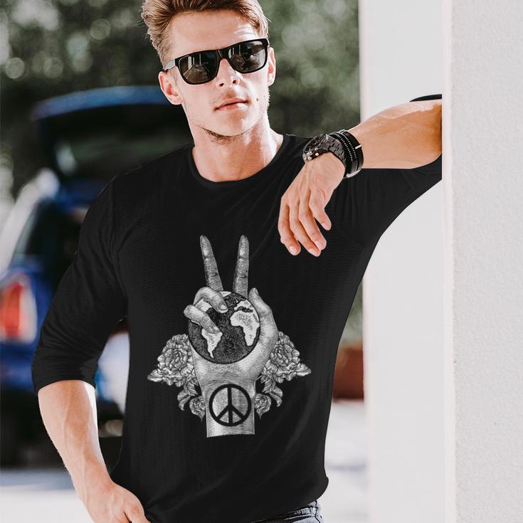 ワールドピース アースデイ セレブレーション ピースサイン ハンドジェスチャー 長袖Tシャツ 彼への贈り物