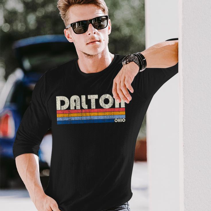 ヴィンテージ レトロ 70年代80年代スタイル オハイオ州ダルトンの故郷 長袖Tシャツ 彼への贈り物
