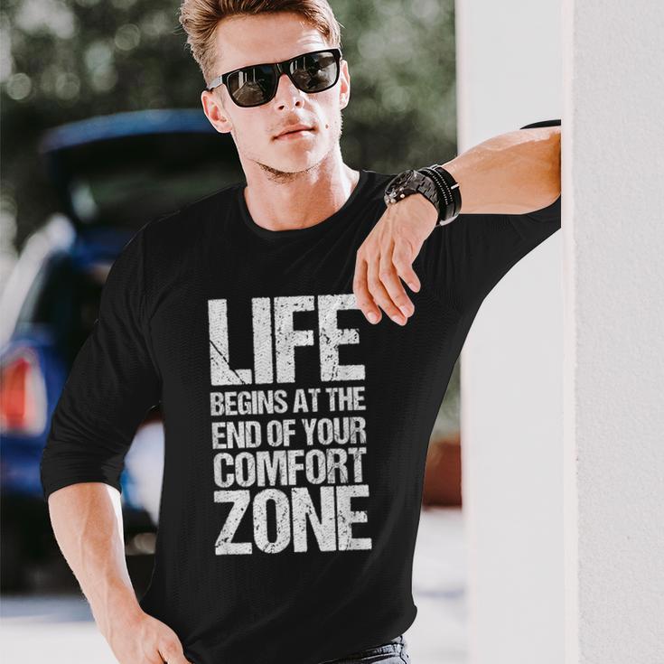 人生は快適ゾーンの終わりから始まります 長袖Tシャツ 彼への贈り物