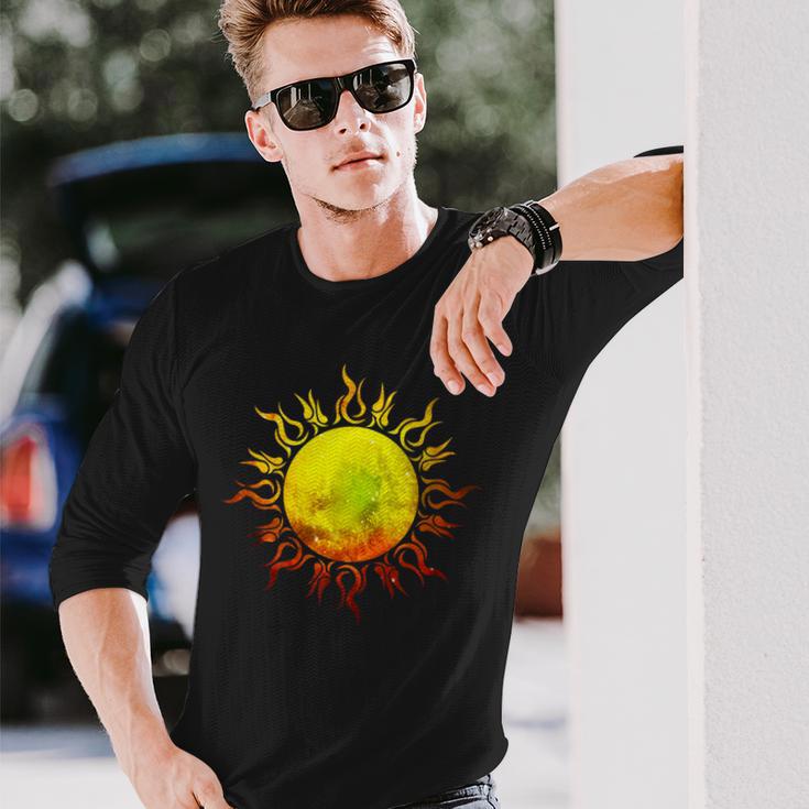 燃える太陽 トライバル タトゥー 宇宙 宇宙 長袖Tシャツ 彼への贈り物