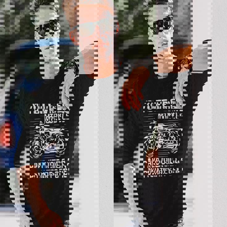 精神科医の外にバイクが停まっているのを見たことはありません 長袖Tシャツ 彼への贈り物