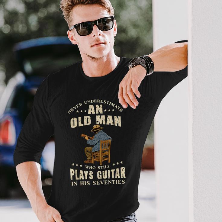 老人はギターを弾く セブンティーズ・ギタリストを過小評価するな 長袖Tシャツ 彼への贈り物