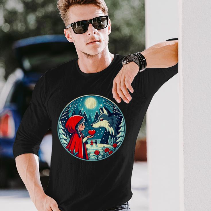 赤ずきんちゃんがオオカミに心を与える 自然のおとぎ話 長袖Tシャツ 彼への贈り物