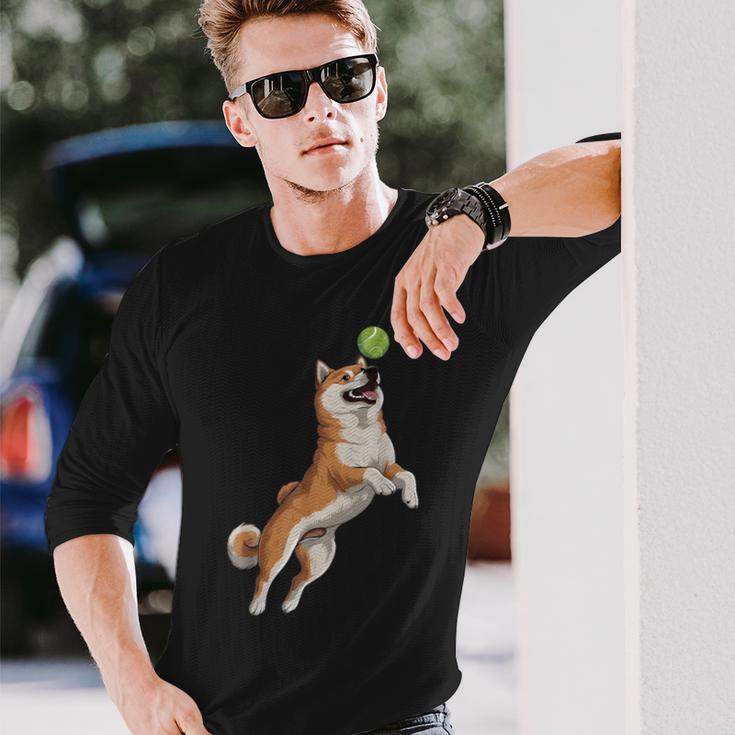 遊び心のある柴犬フェッチ追いかけテニスボール 長袖Tシャツ 彼への贈り物
