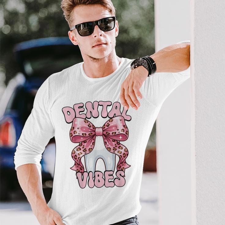 Dentalibes 歯 ピンク ヒョウ柄 弓 歯科医 長袖Tシャツ 彼への贈り物