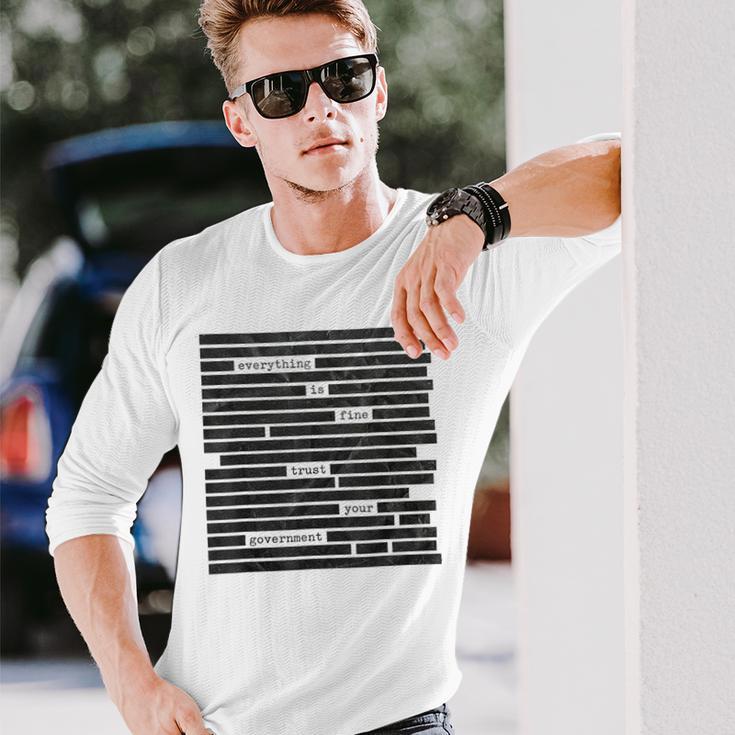 Everything Is Fine Trust Your Government 2026 長袖Tシャツ 彼への贈り物